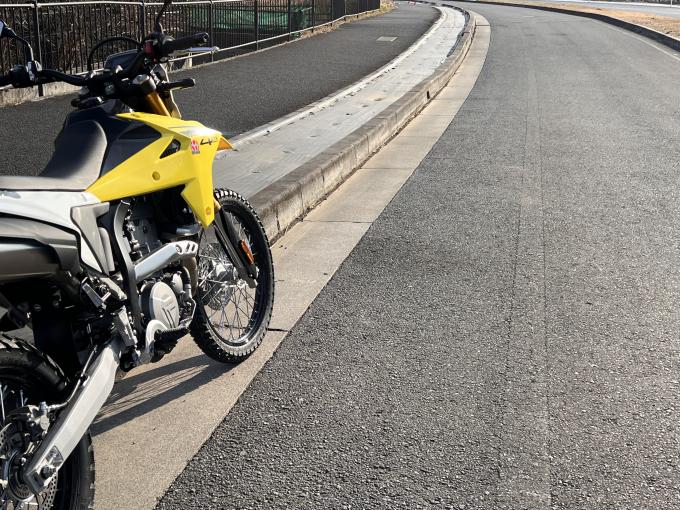 いま　SUZUKI DR-Z4S  POWERBOX パイプの開発が面白くって面白くってSP忠男 開発チームが 夢中です